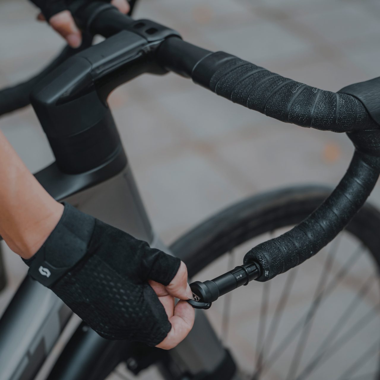 Topeak Plug'n Tool Roadie im Rennrad Lenker verstaubares Werkzeugset schwarz
