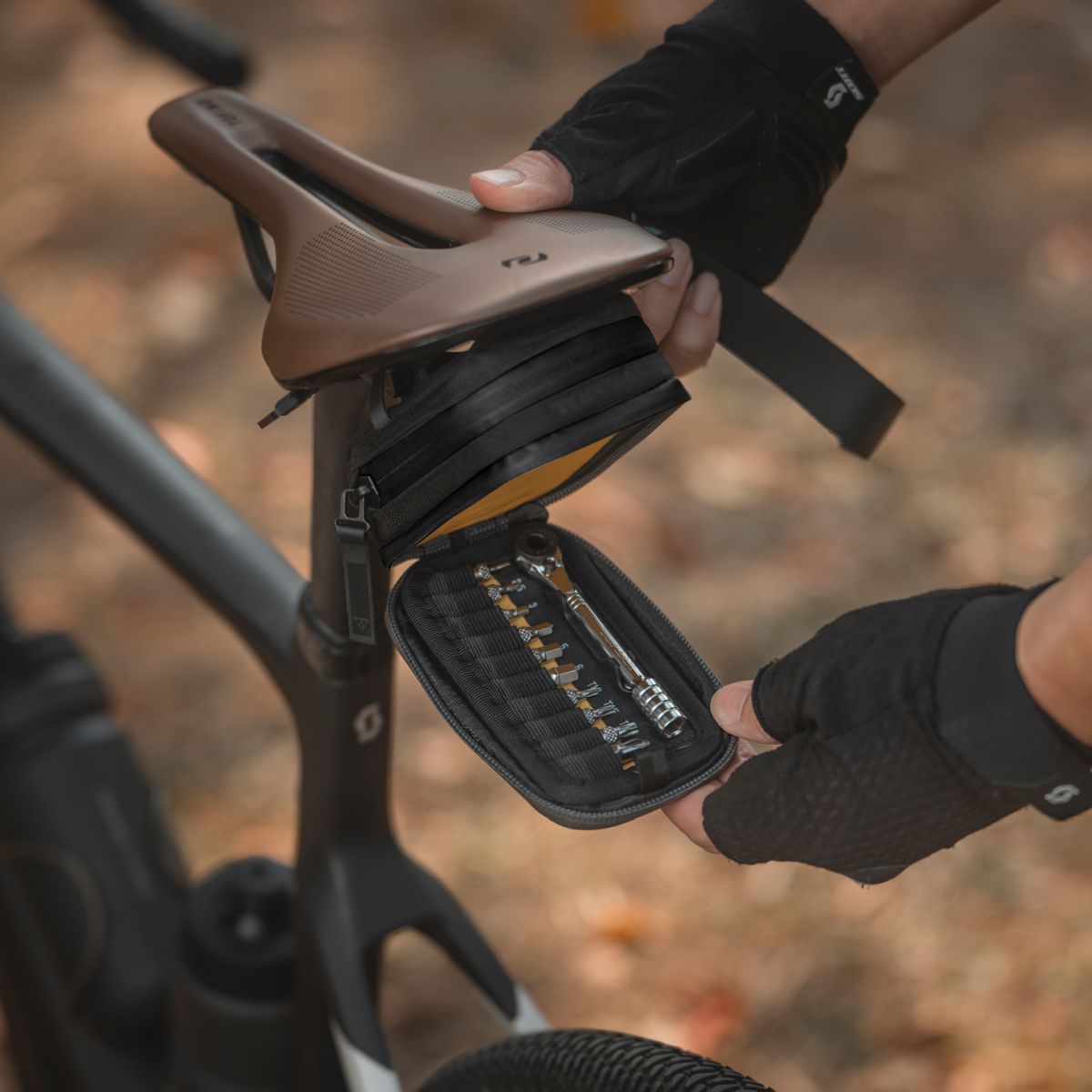 Topeak Elementa SeatBag Pro Fahrrad Satteltasche mit Werkzeugset schwarz