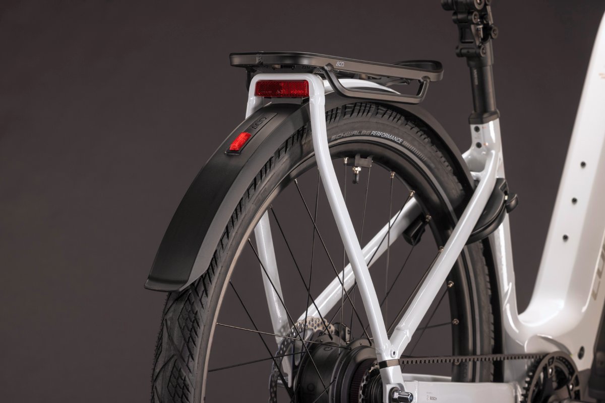 Cube Kathmandu Hybrid Deluxe Pro 800 Easy Entry 28'' E-Bike Trekking Pedelec metallicwhite/chrome 2027
