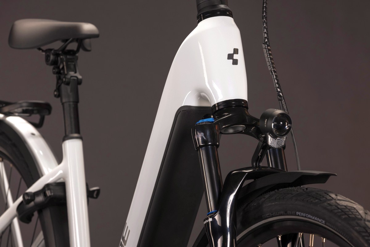 Cube Kathmandu Hybrid Deluxe Pro 800 Easy Entry 28'' E-Bike Trekking Pedelec metallicwhite/chrome 2027