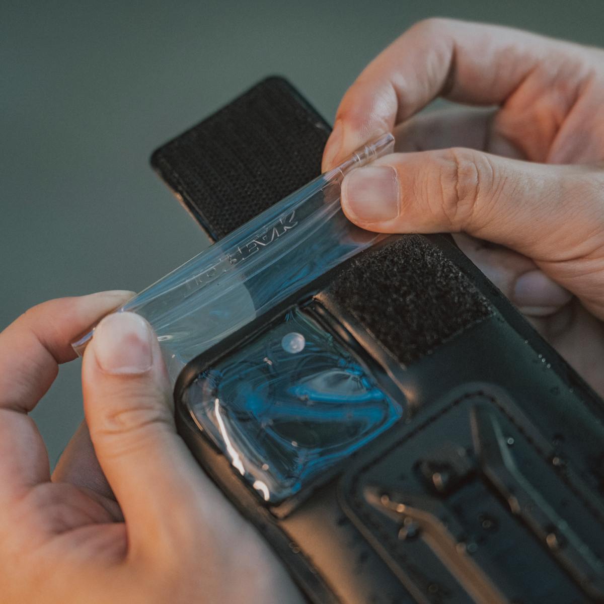 Topeak Phone DryBag L wetterfeste Smartphone-Hülle für Display bis 6.9'' mit QuickClick schwarz